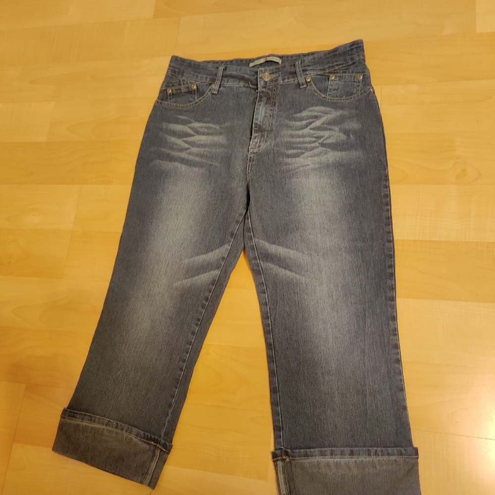 Adolfo Jeans cuffed capri's size 10  waist 17"  laid flat  LIKE NEW!